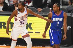 开云体育app-猛龙险胜篮网，莱纳德砍下关键球