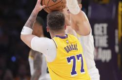 开云体育下载-爵士客场大胜湖人，莫切尔极限突破