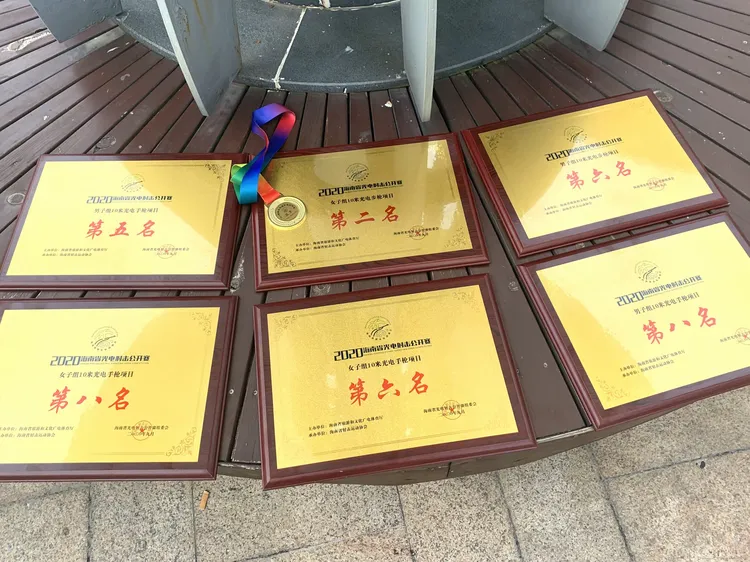 南非运动员在射击比赛中获得奖牌 南非运动员在射击比赛中获得奖牌