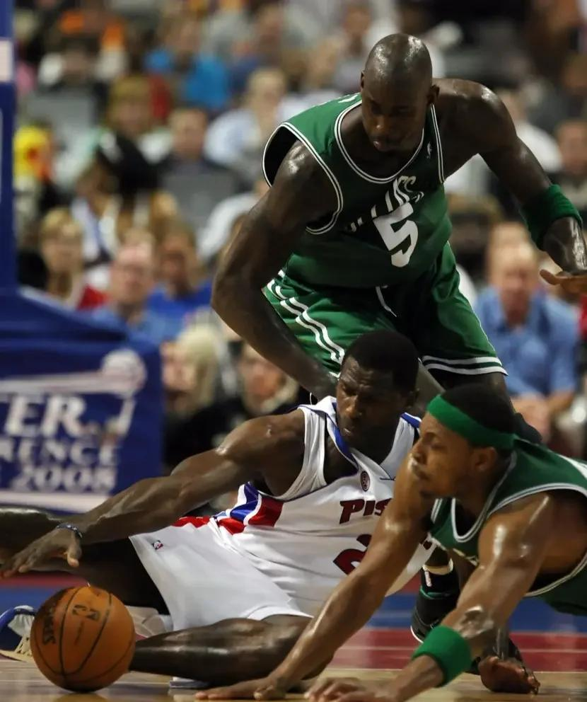 底特律活塞队员团结一致，更为专注备战下一场比赛！的简单介绍