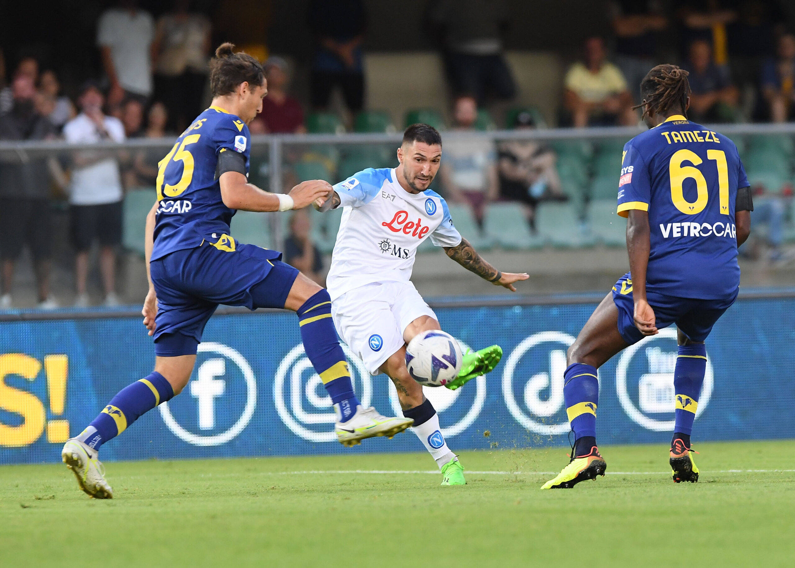 梅恩茨队实力出众，轻松取胜保持高位