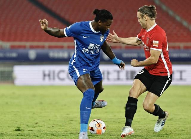 梅恩茨队实力出众，轻松取胜保持高位