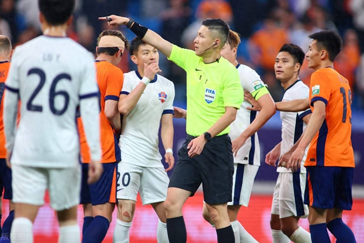 国内顶尖裁判执法中超比赛,引起球迷热议 国内顶尖裁判执法中超比赛,引起球迷热议