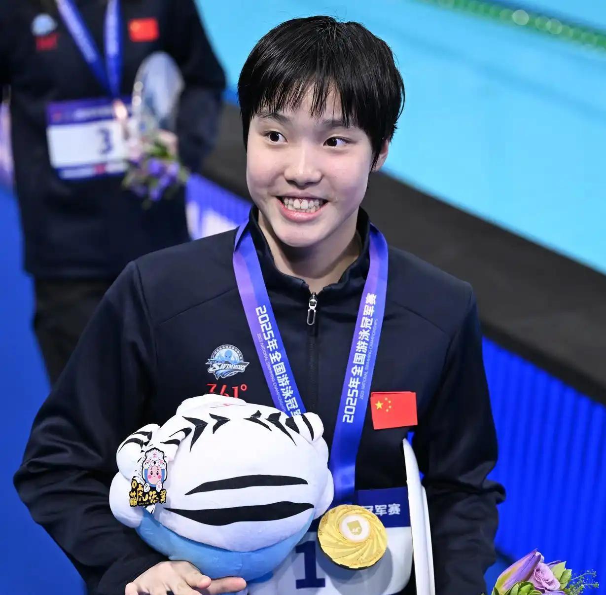 游泳比赛中一位新秀闯入前三