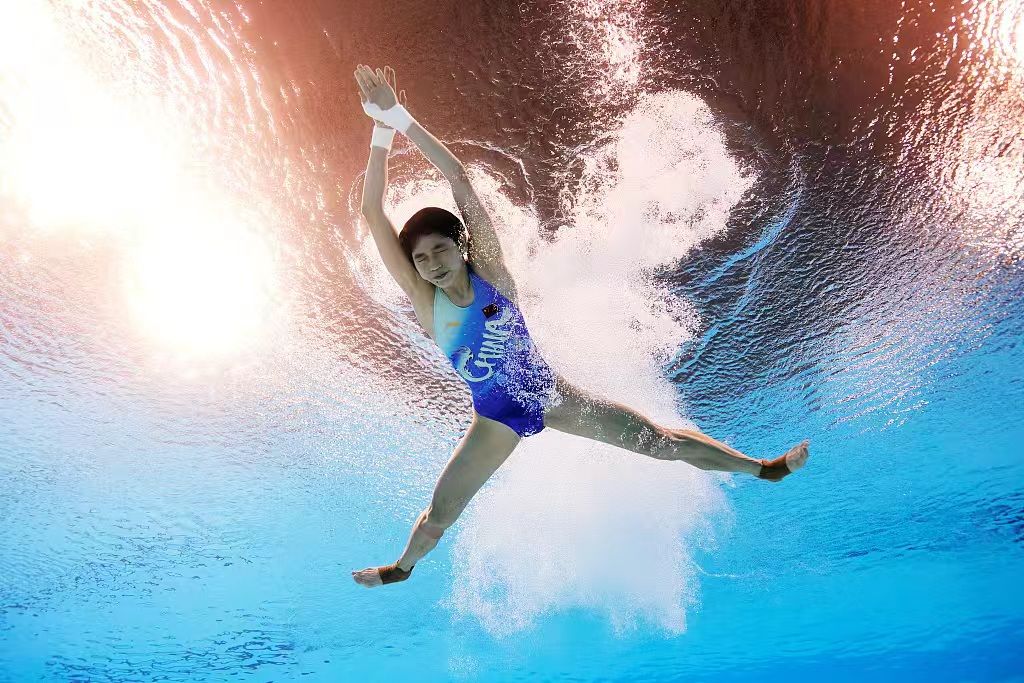 法国选手完美完成女子跳水动作 法国选手完美完成女子跳水动作