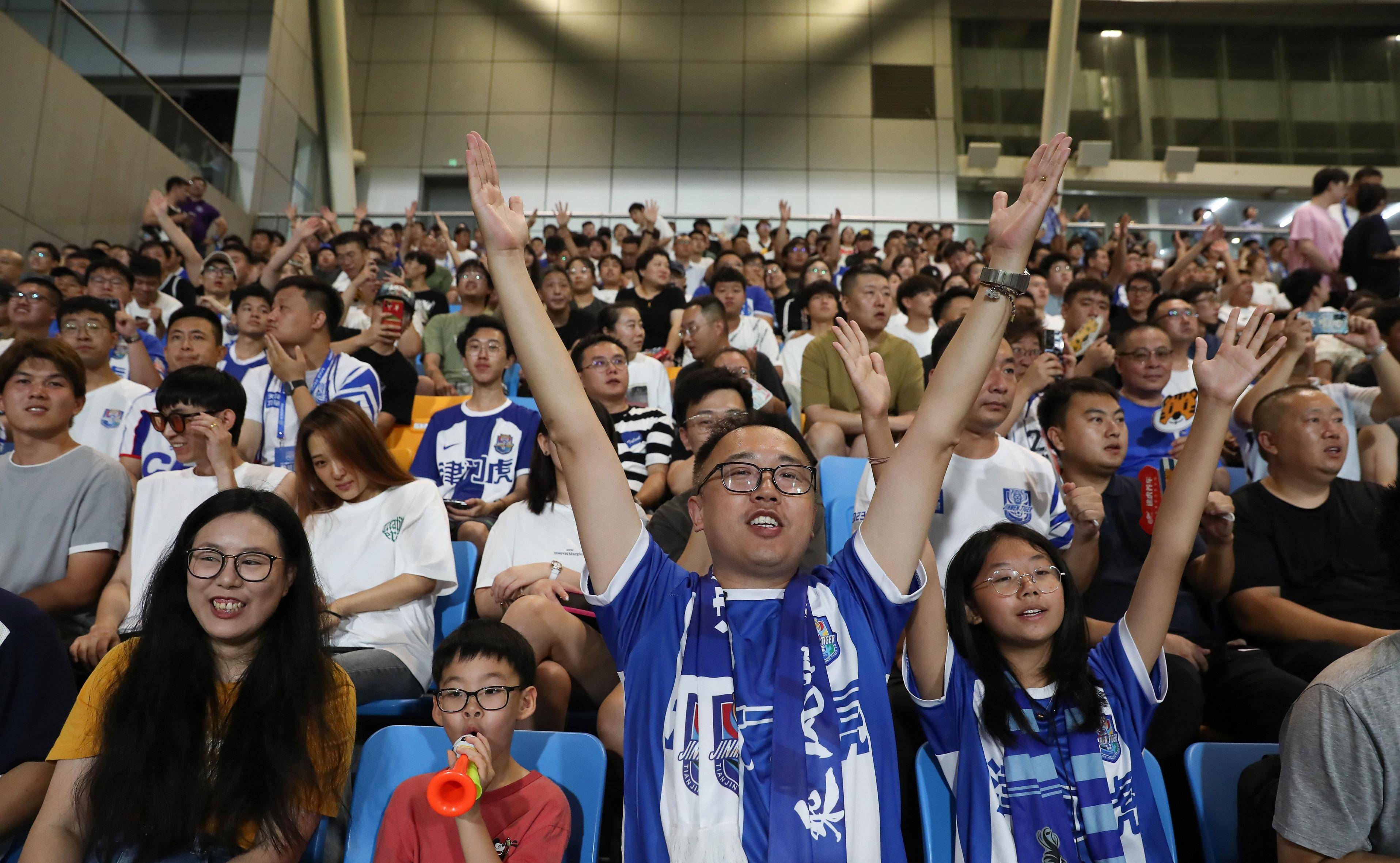 苏宁广场上演精彩对抗赛，球迷声声欢呼的简单介绍