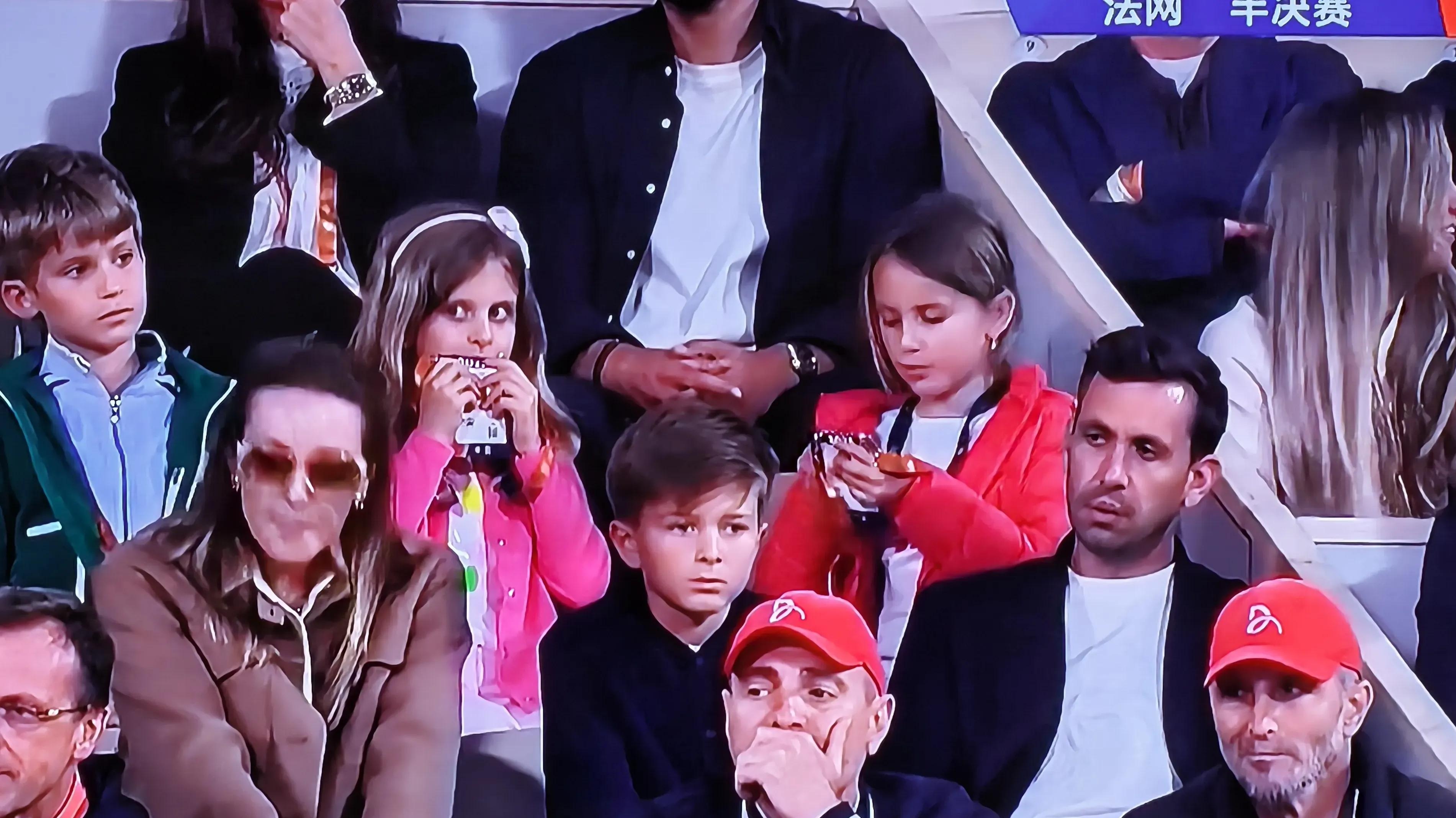 世界网球队完胜意大利网球队,德约科维奇统治全场 世界网球队完胜意大利网球队,德约科维奇统治全场