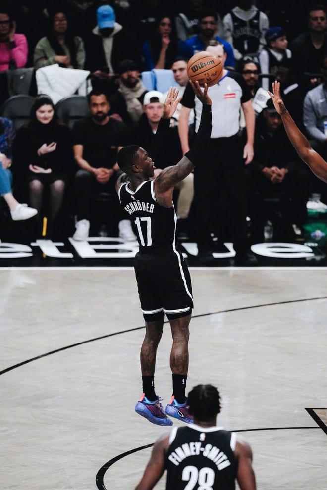 雄鹿双星猛攻，轻取篮网