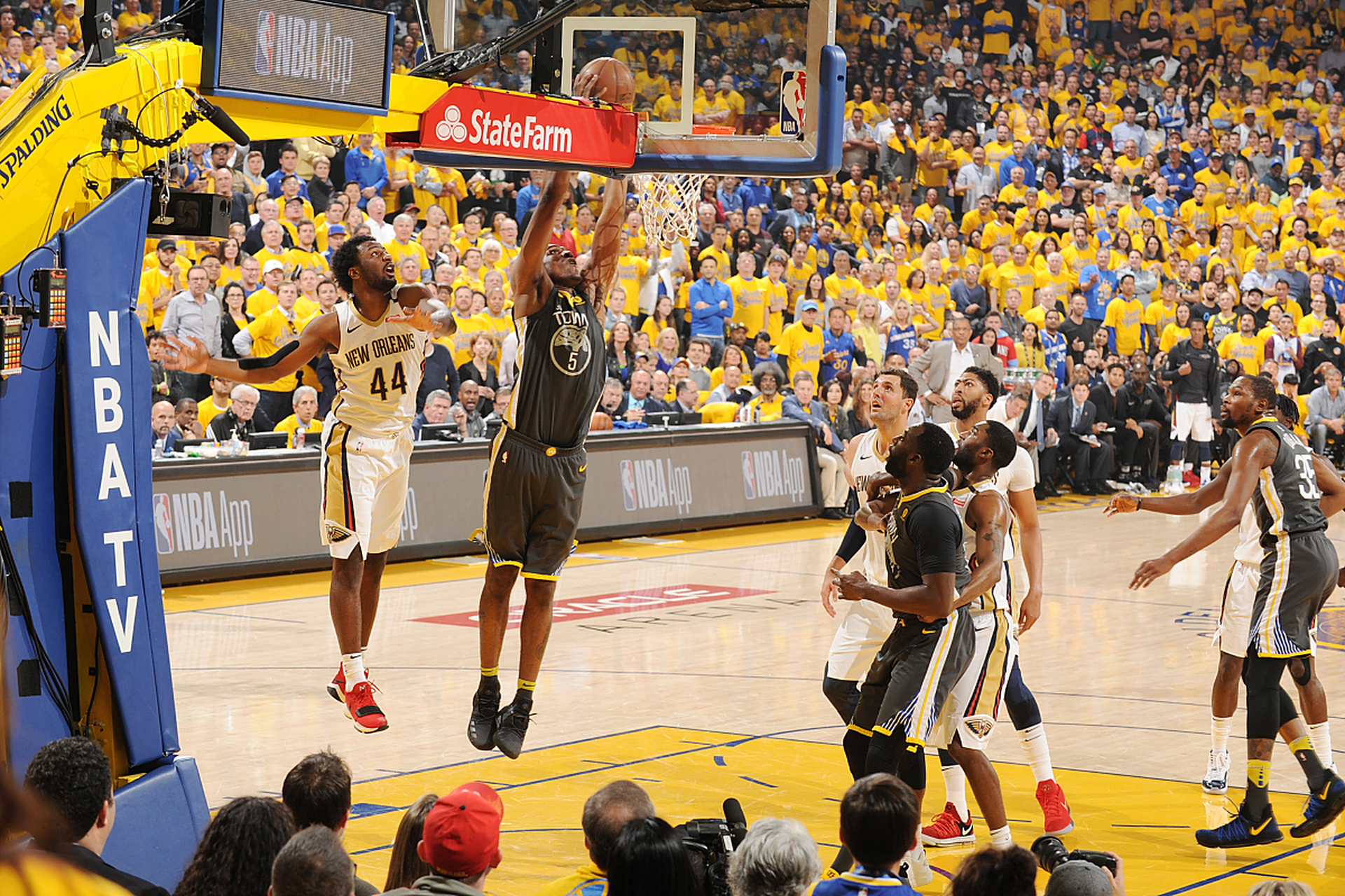 勇士力克独行侠,继续领先西部 勇士力克独行侠,继续领先西部