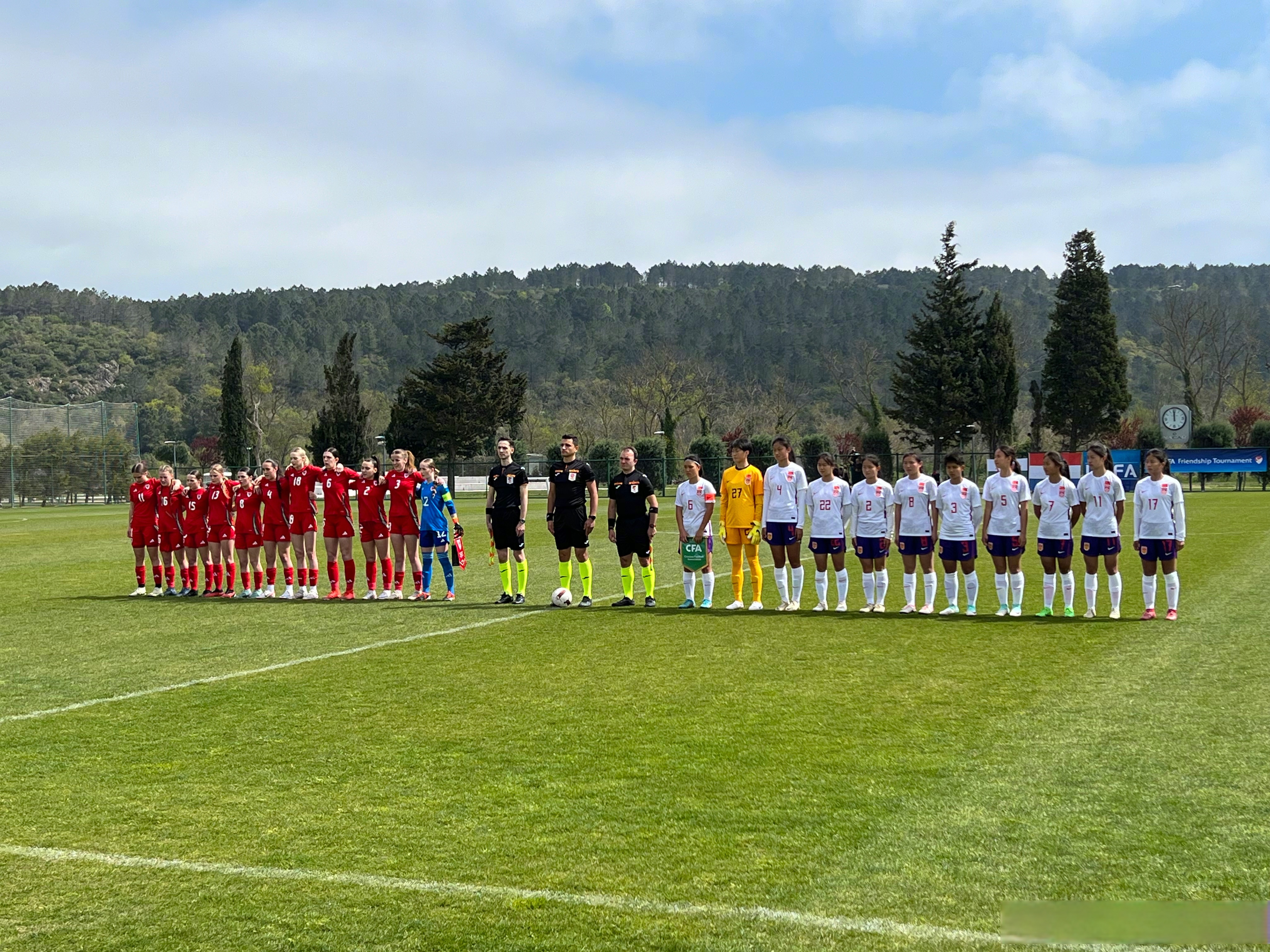 惊险一幕！欧预赛比赛现场出现不明物体，影响比赛进行