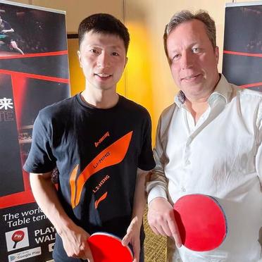 包含中国乒乓球队爆冷韩国乒乓球队，马龙关键制胜的词条